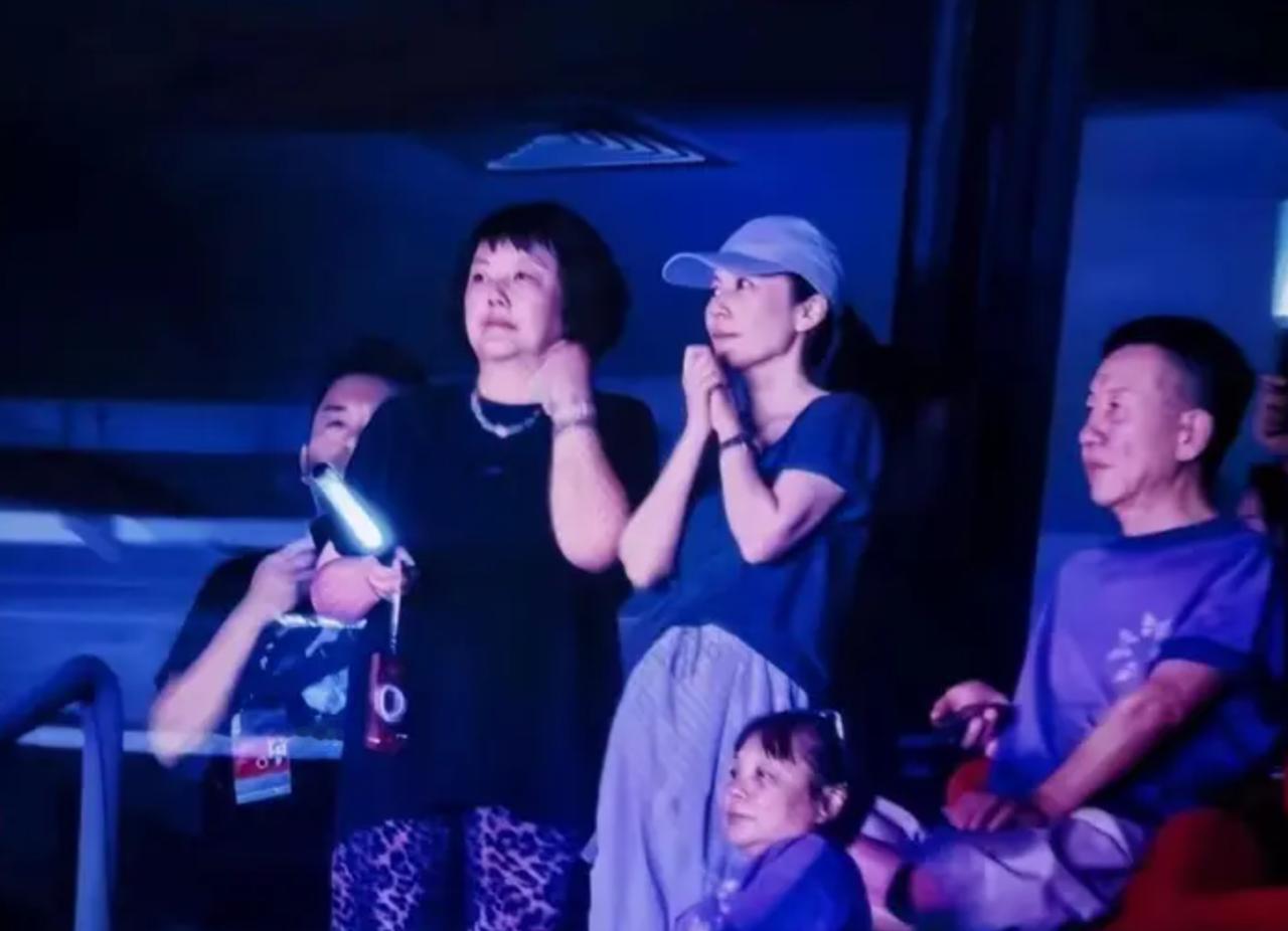 王菲俞飞鸿现身鸟巢演唱会VIP包厢，

两个女人一露面就把松弛感写明白了

王菲
