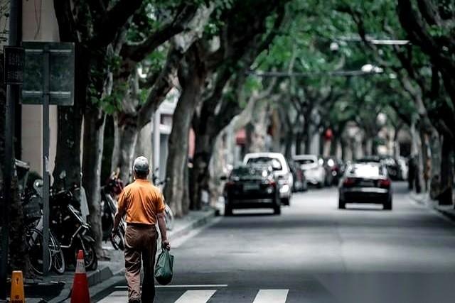 我天，刚看到一个说法，人都傻了。
说那些天天坚持暴走、把散步当任务的老人，反而是