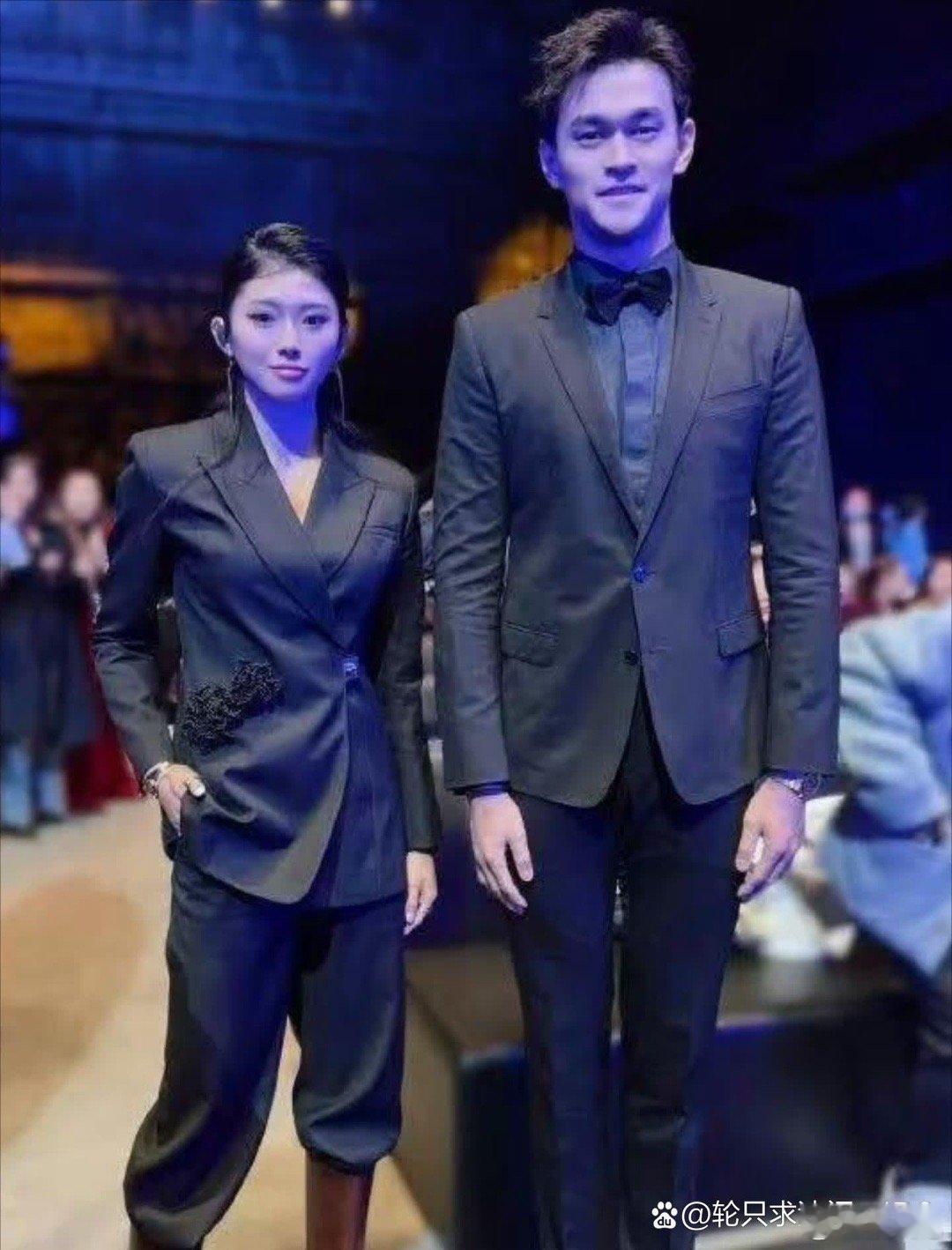 吴艳妮和孙杨罕见同框，两人很搭，都是帅哥美女，只是穿的服装一言难尽啊！ ​​​