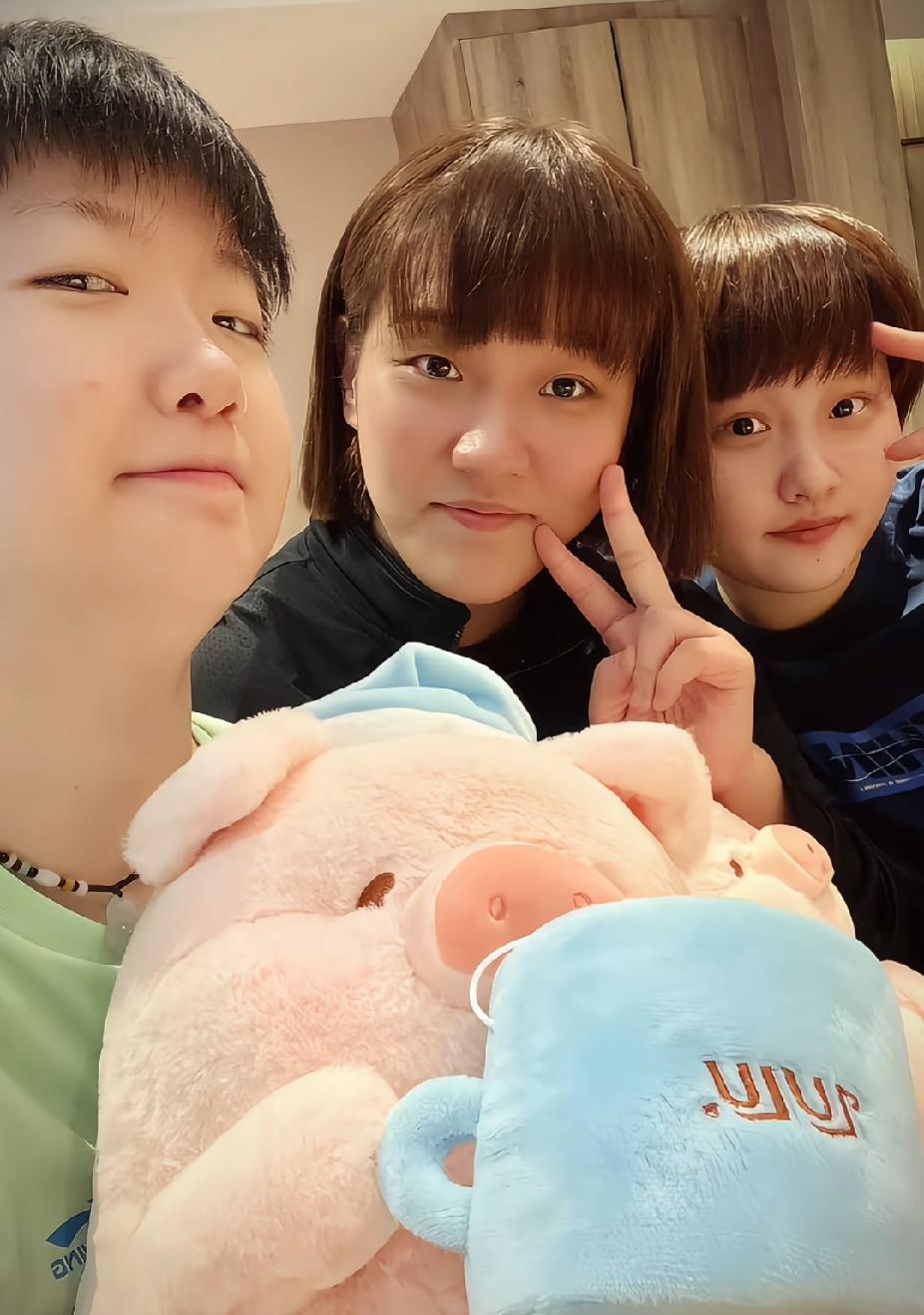 考古挖到国乒三位小姑娘的合照啦
孙颖莎、李雅可、孙铭阳凑在一起自拍，身前抱着软乎