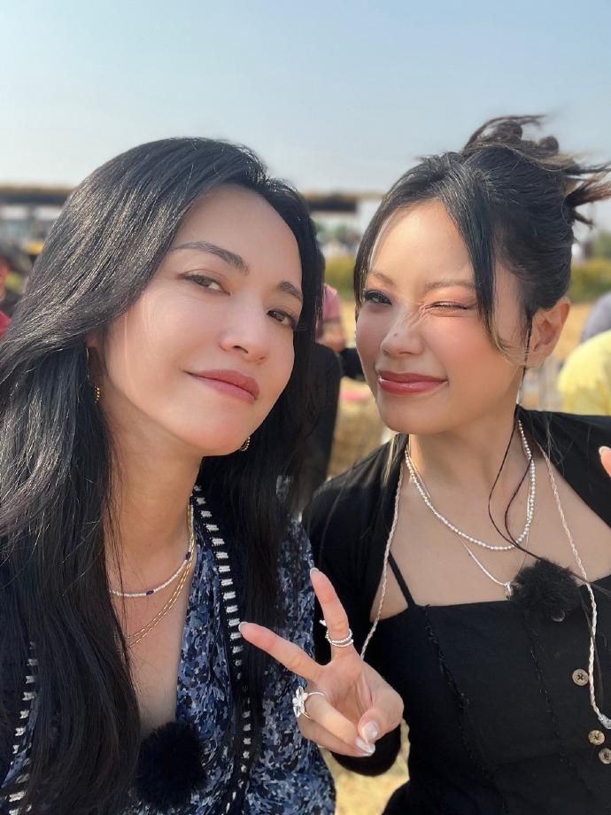 #姚晨万妮达两个福建人##姚晨万妮达合照#姚晨晒自己和万妮达的合照，两个福建人梦