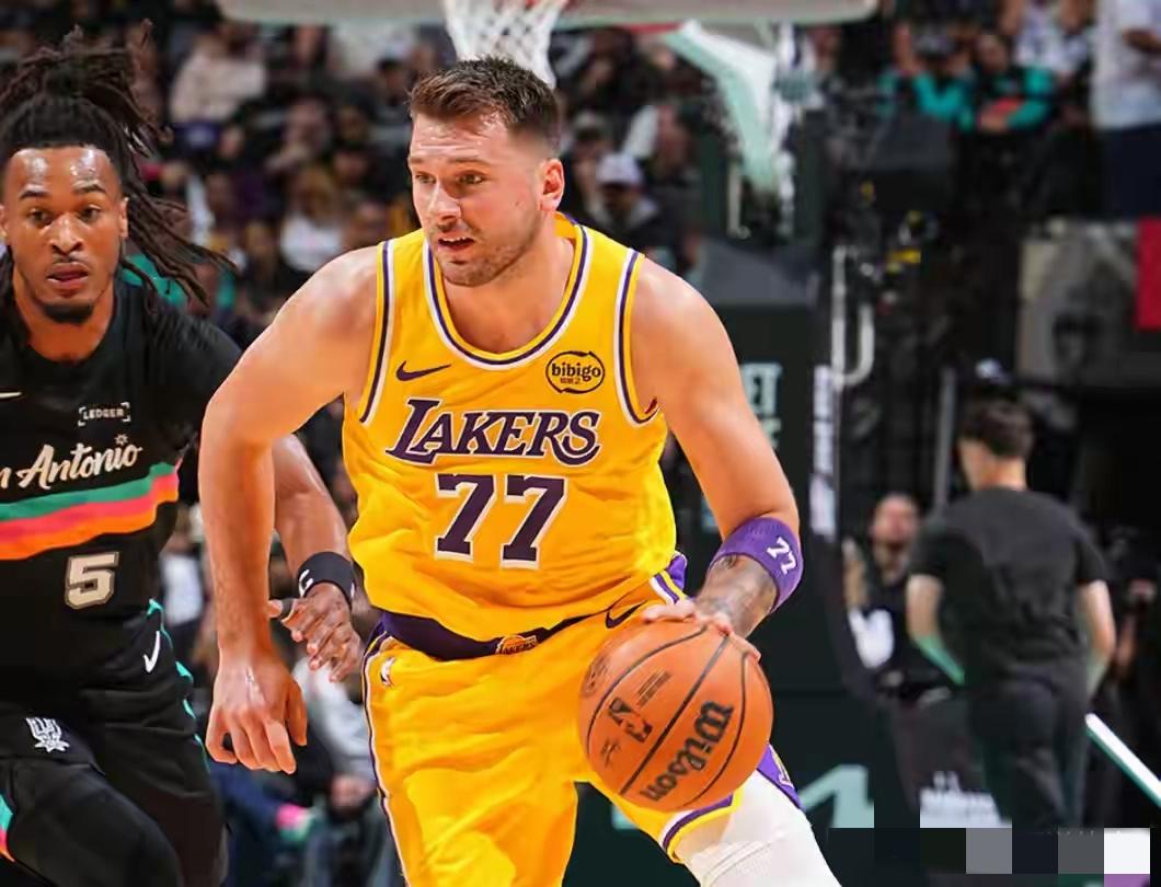 湖人目前的问题如下：

1：没有詹姆斯，就不会打球了，老詹在湖人队中起到“润滑剂