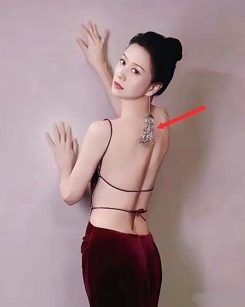 48岁的倪虹洁这纤薄的美背让人好羡慕啊，露背礼服身材绝了 