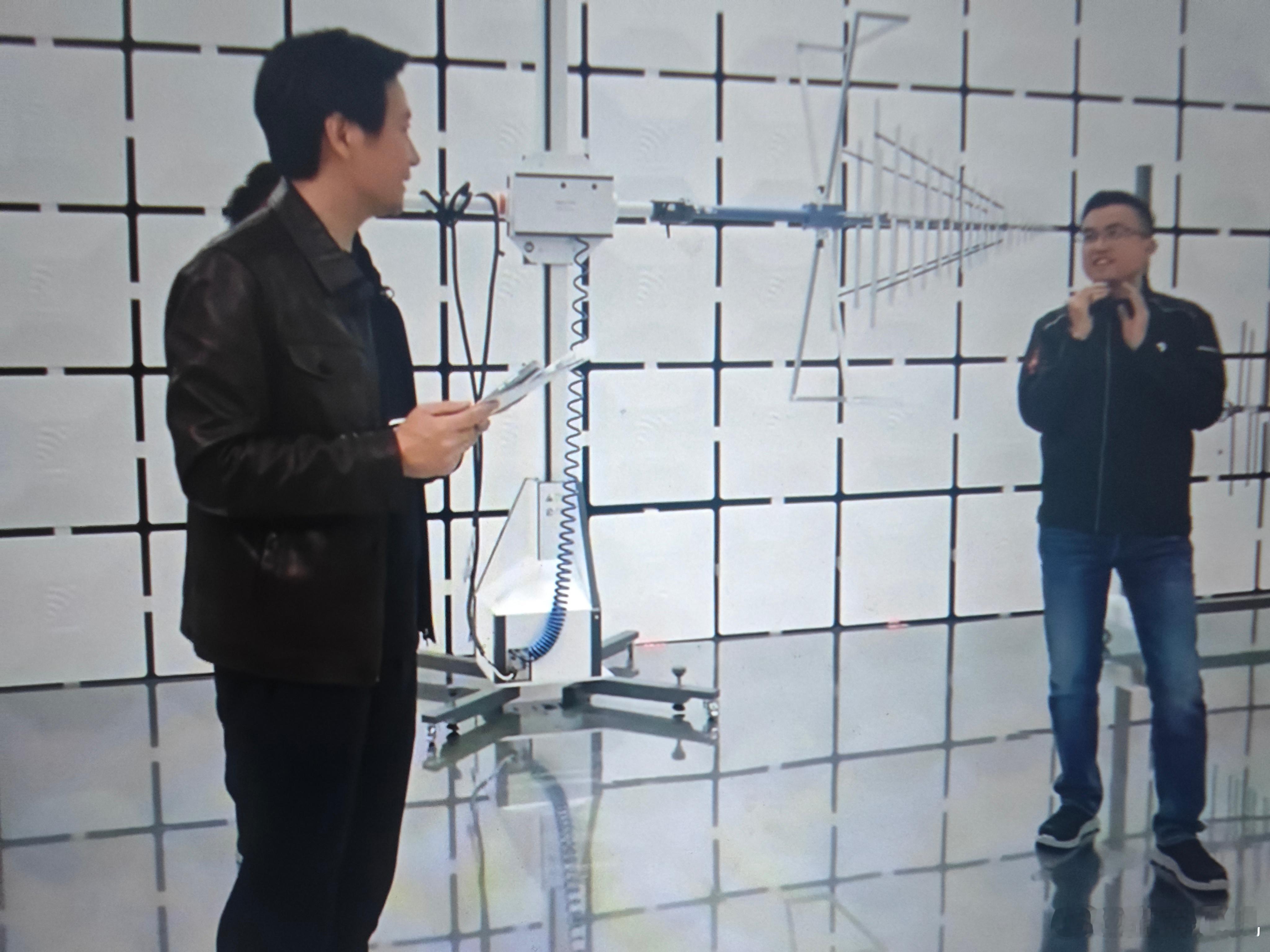 左边这谁啊，怎么和听课的学生一样。 