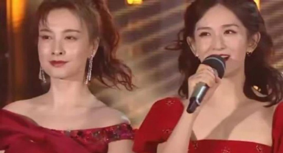 她俩这造型真的难以评价 ​​​