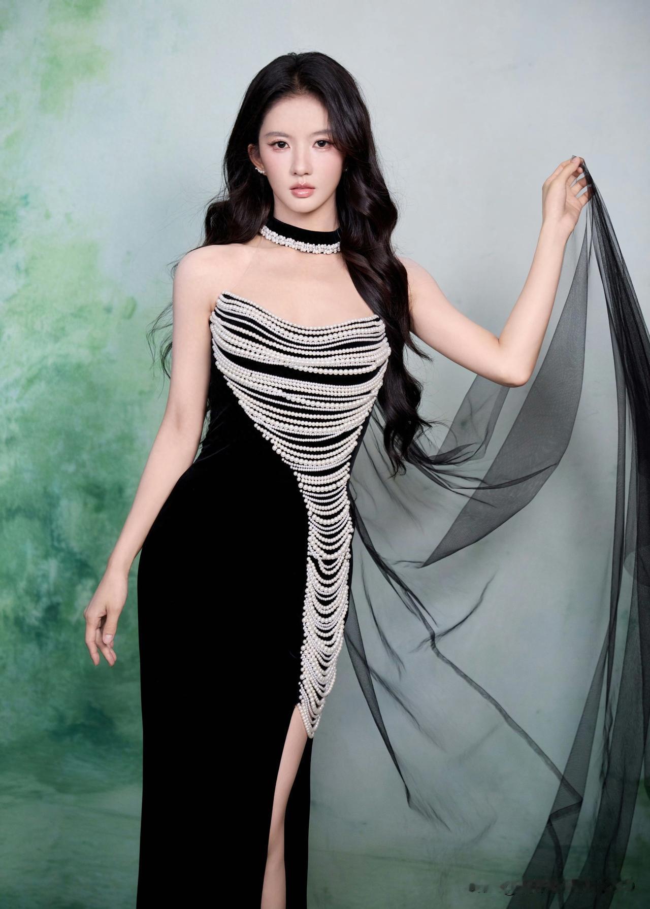 刘些宁黑色丝绒礼裙，流苏珍珠勾勒曼妙身段