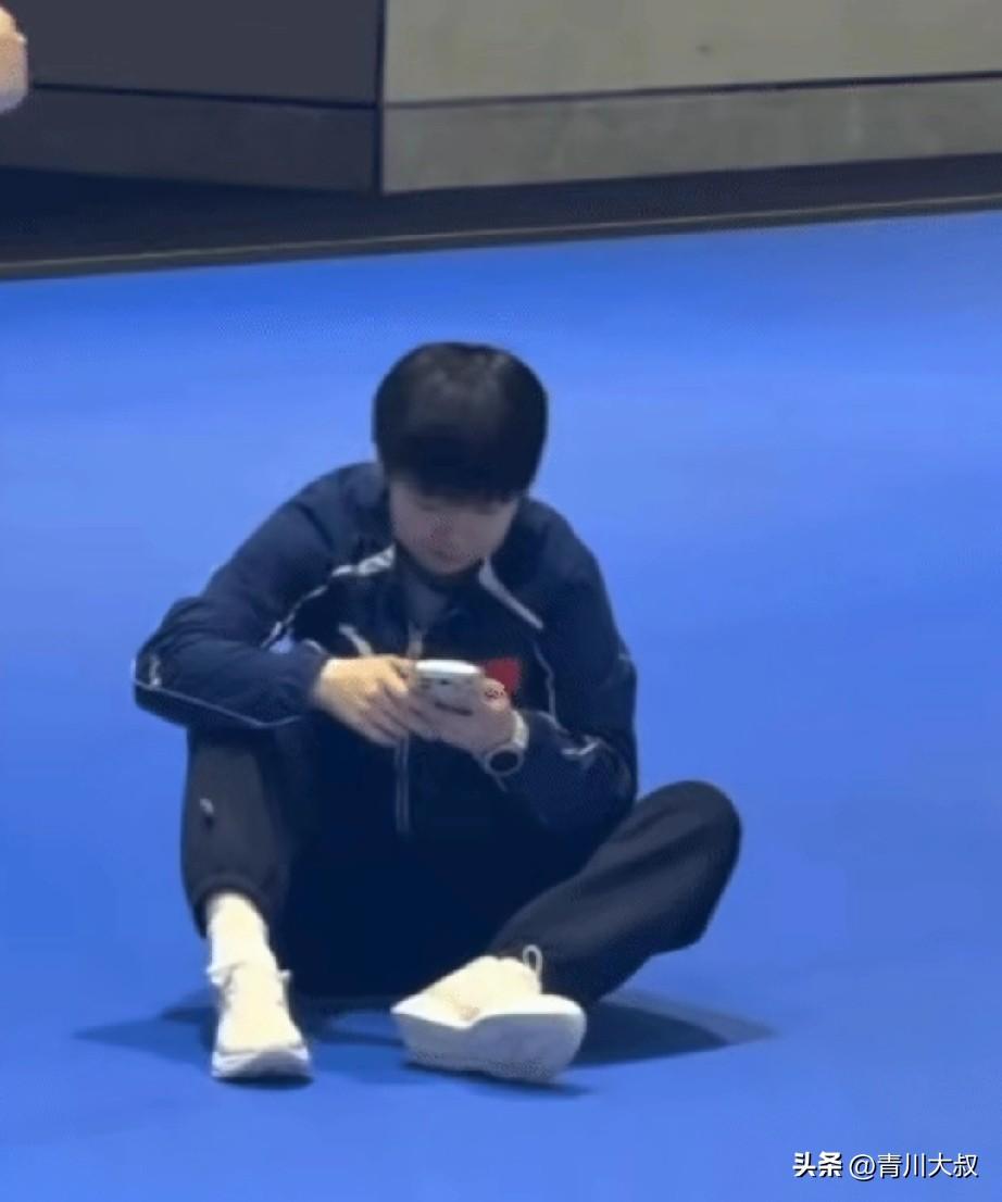 莎莎一点偶像包袱也没有，随地一坐，就玩起了手机！

昨天在颁奖台上，
为了谁拍照