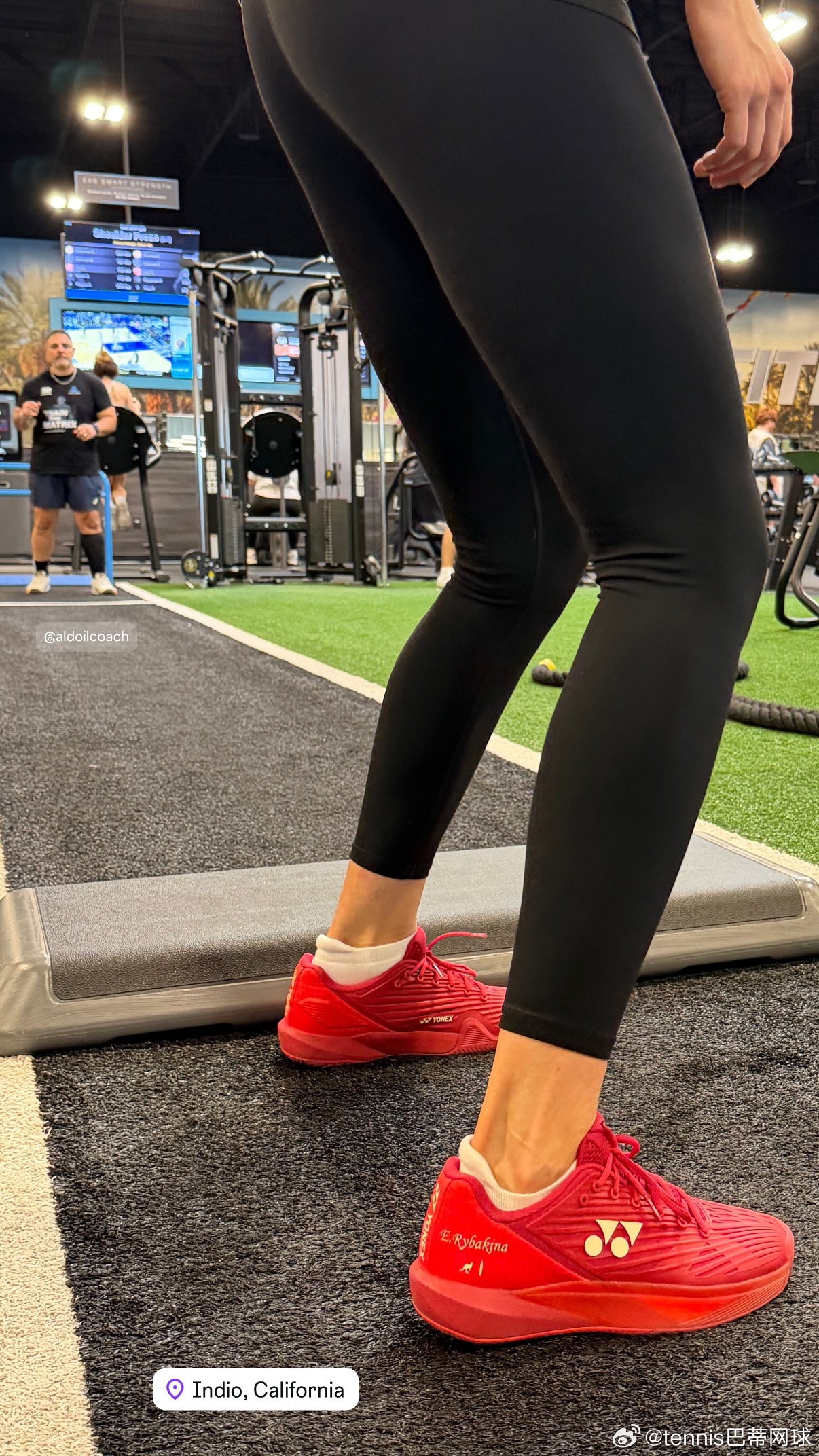 莱巴金娜的鞋子上多了一只袋鼠🦘一个大本钟+一个澳网的袋鼠🦘，yonex终于把