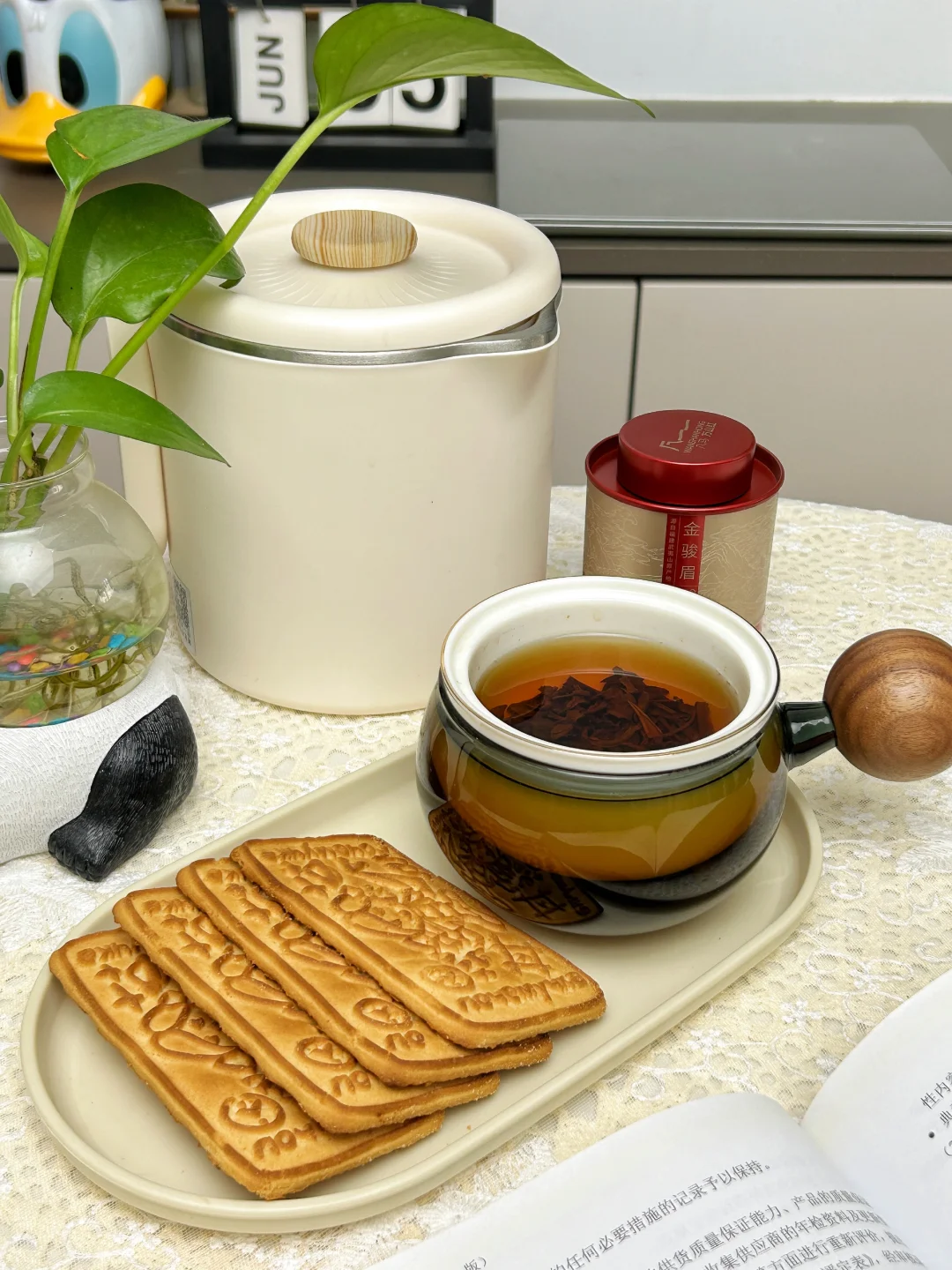 静坐，喝茶，岁月不声不响，你且不慌不忙”