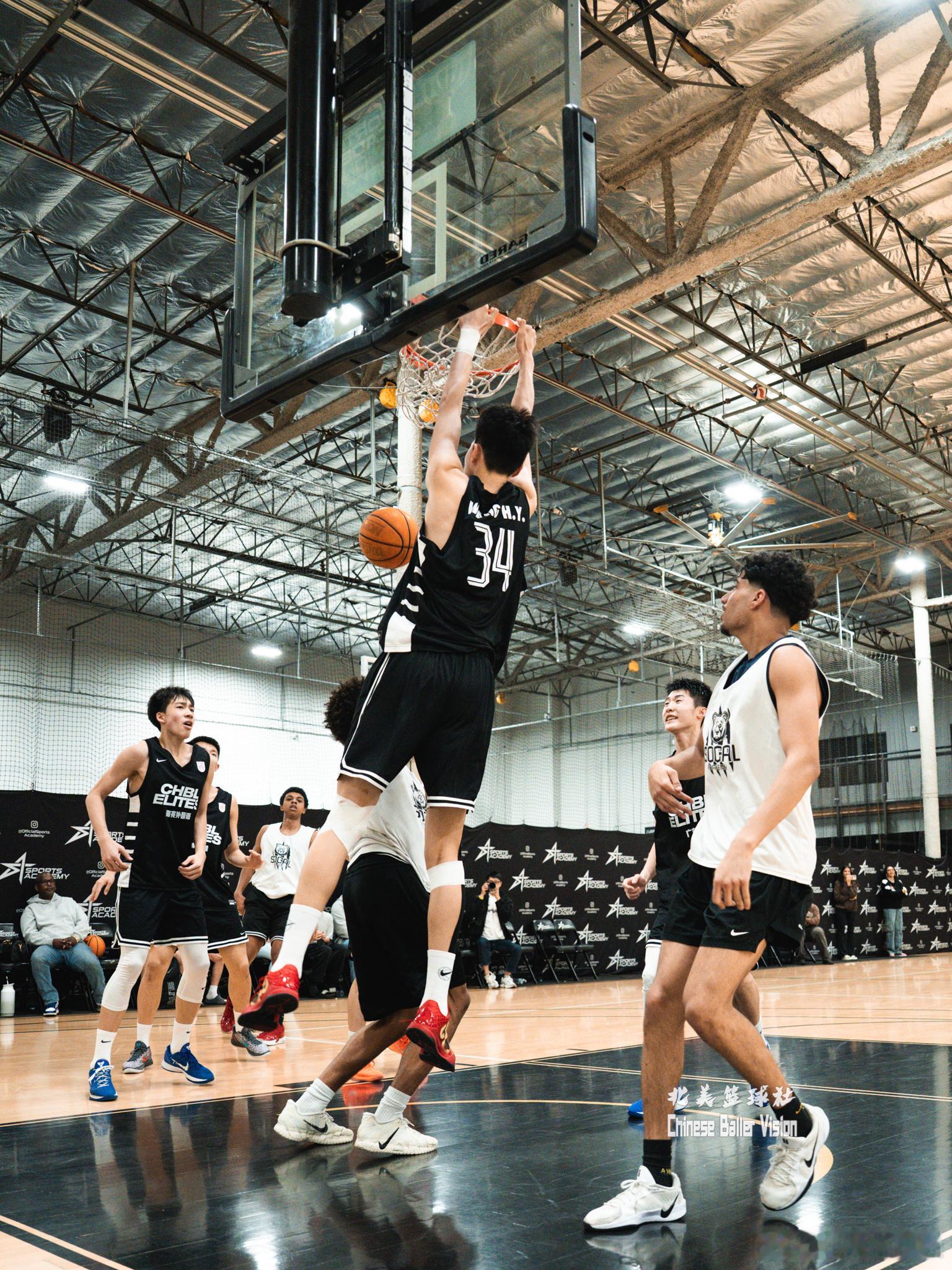 耐高精英美国行 王浩宇双手隔扣对手，教练满意点赞！ 