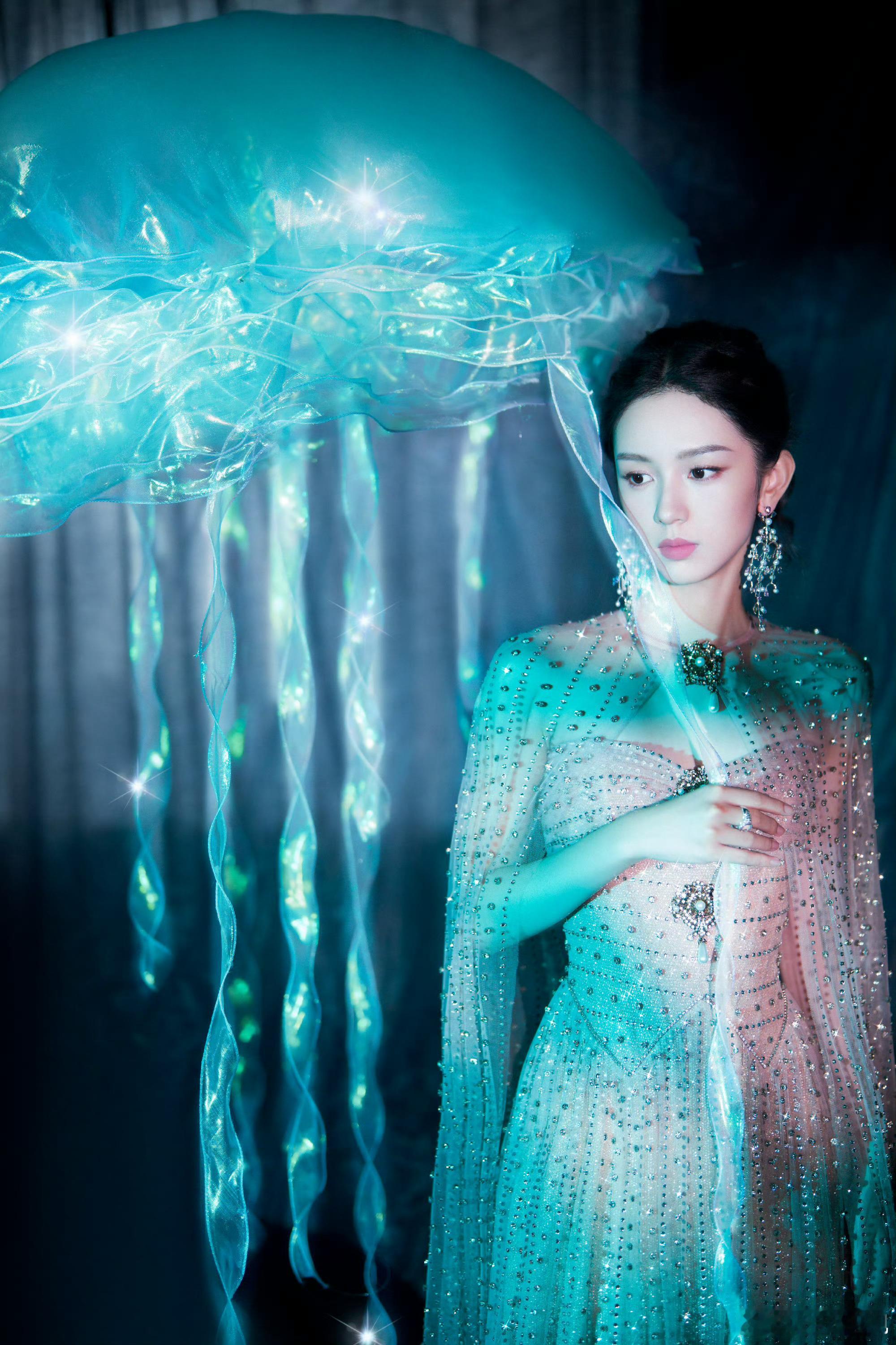派大星我们一起抓水母啊！这个水母灯真的好漂亮啊，灯下的周也更加流光溢彩！ ​​​