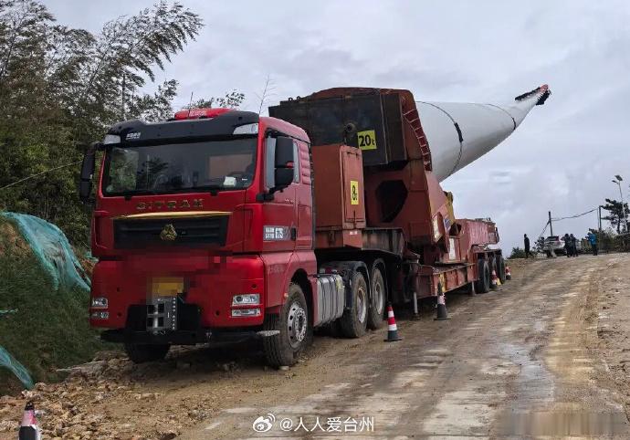 半小时化纠纷货运司机点赞台州营商环境 近日，运送98米风电叶片的货运司机，为台州