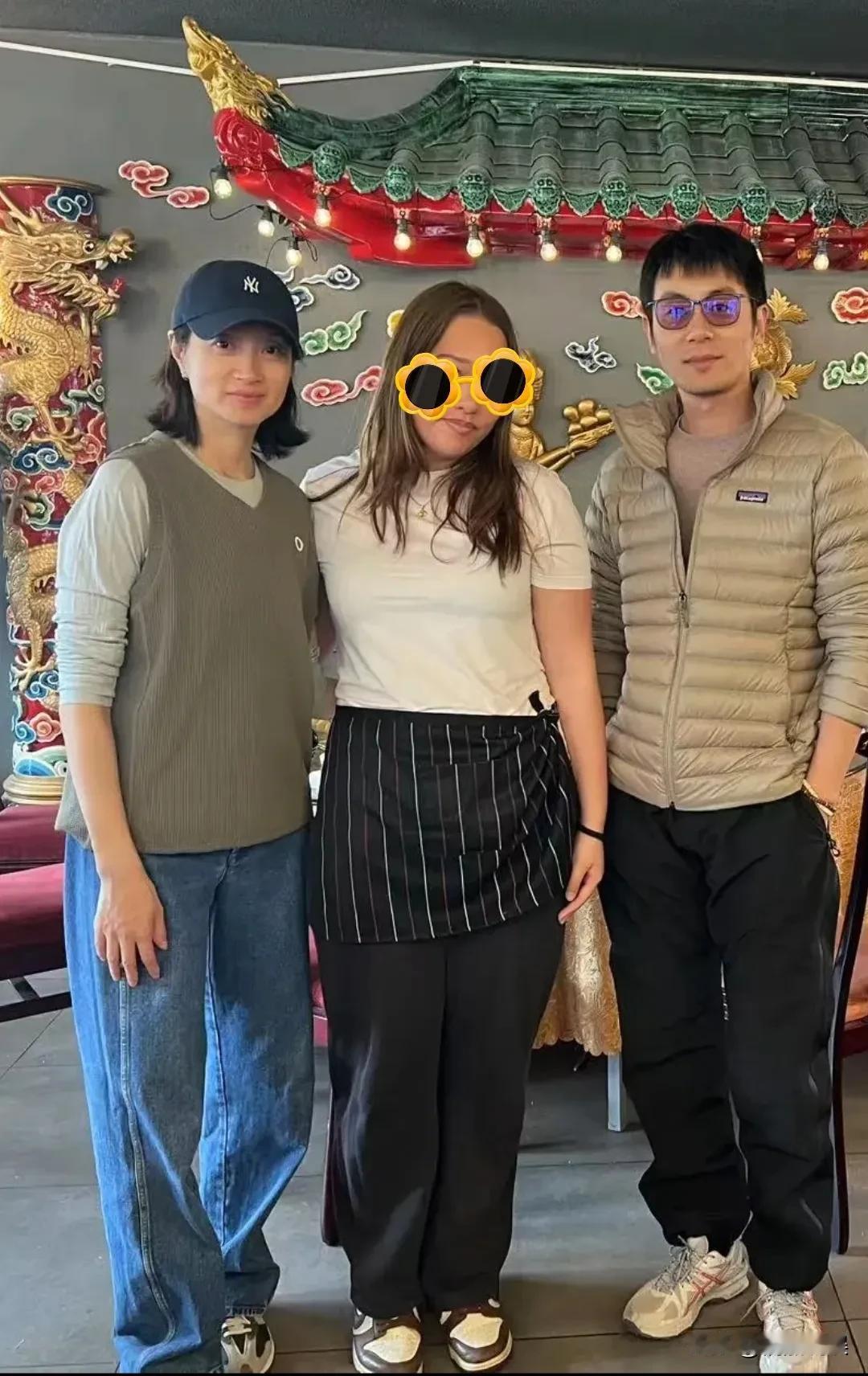 这夫妻俩真的是没什么偶像包袱呀，特别同步。
穿搭朴素接地气，素颜朝天，没有刻意去