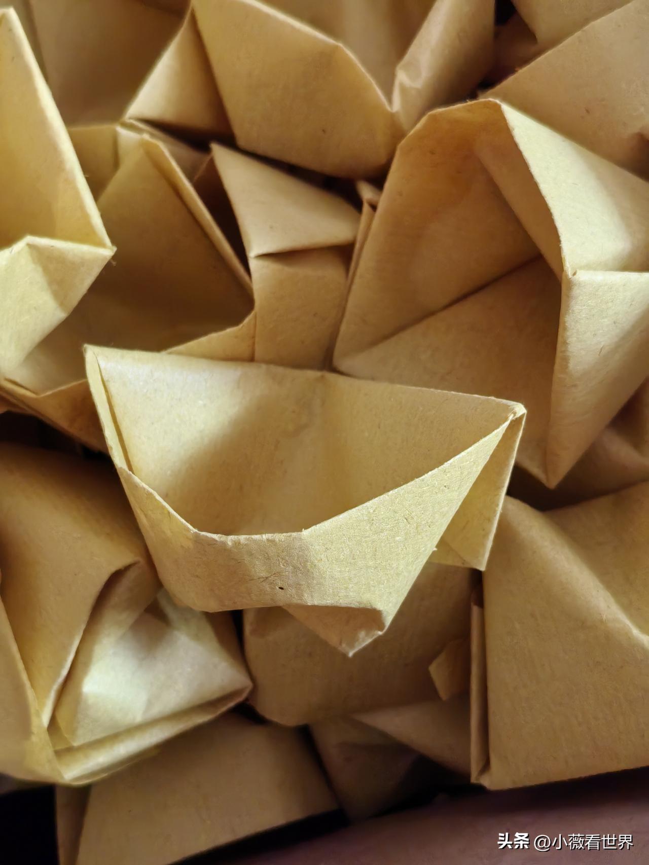 最近我老妈有点忙，元宵节过后，距离清明节也就不远了。

我们这里过年时，只在家里