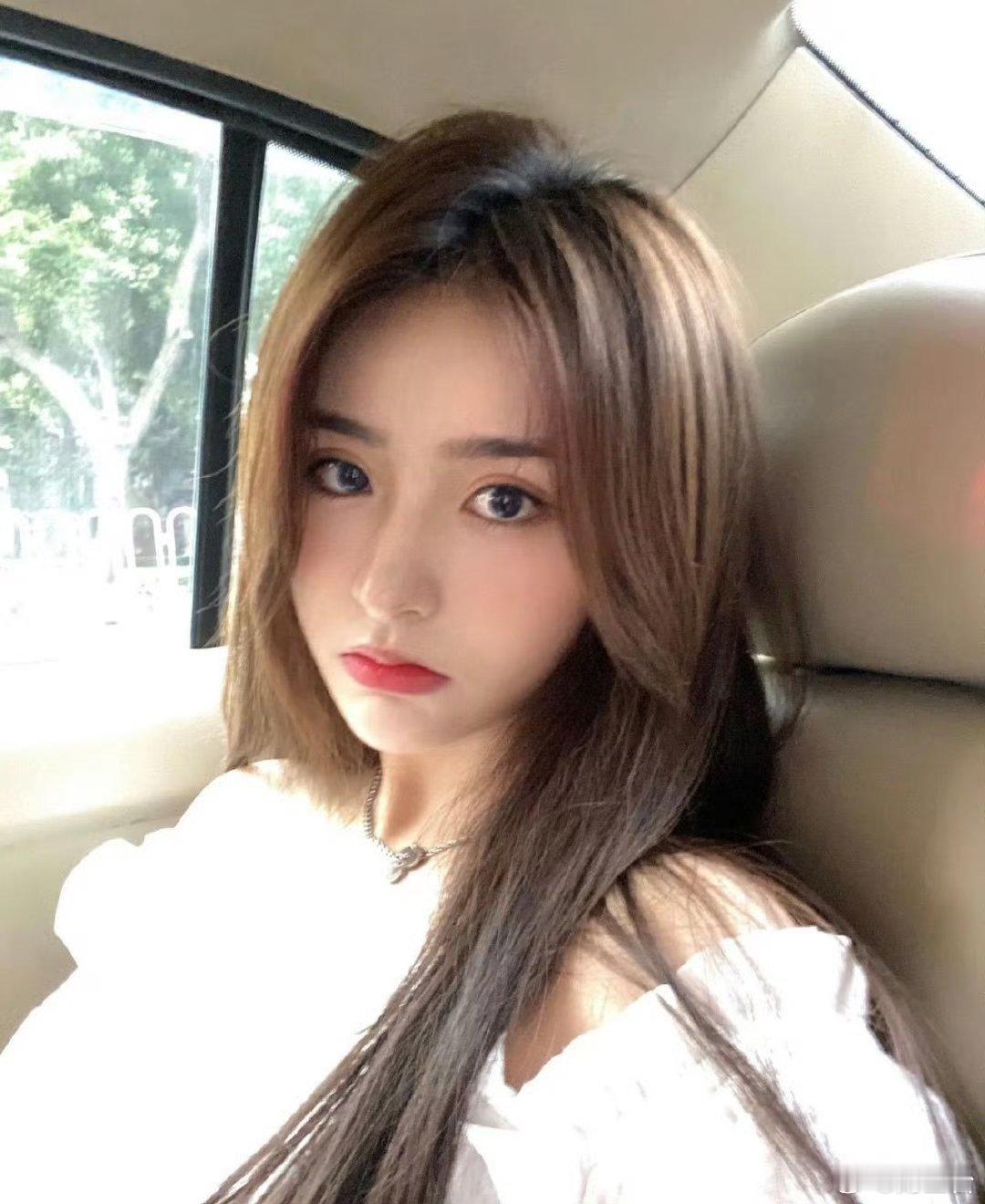 金子涵直播疑似求救看完真的太窒息了。从青你舞台上闪闪发光的少女，到如今憔悴崩溃、