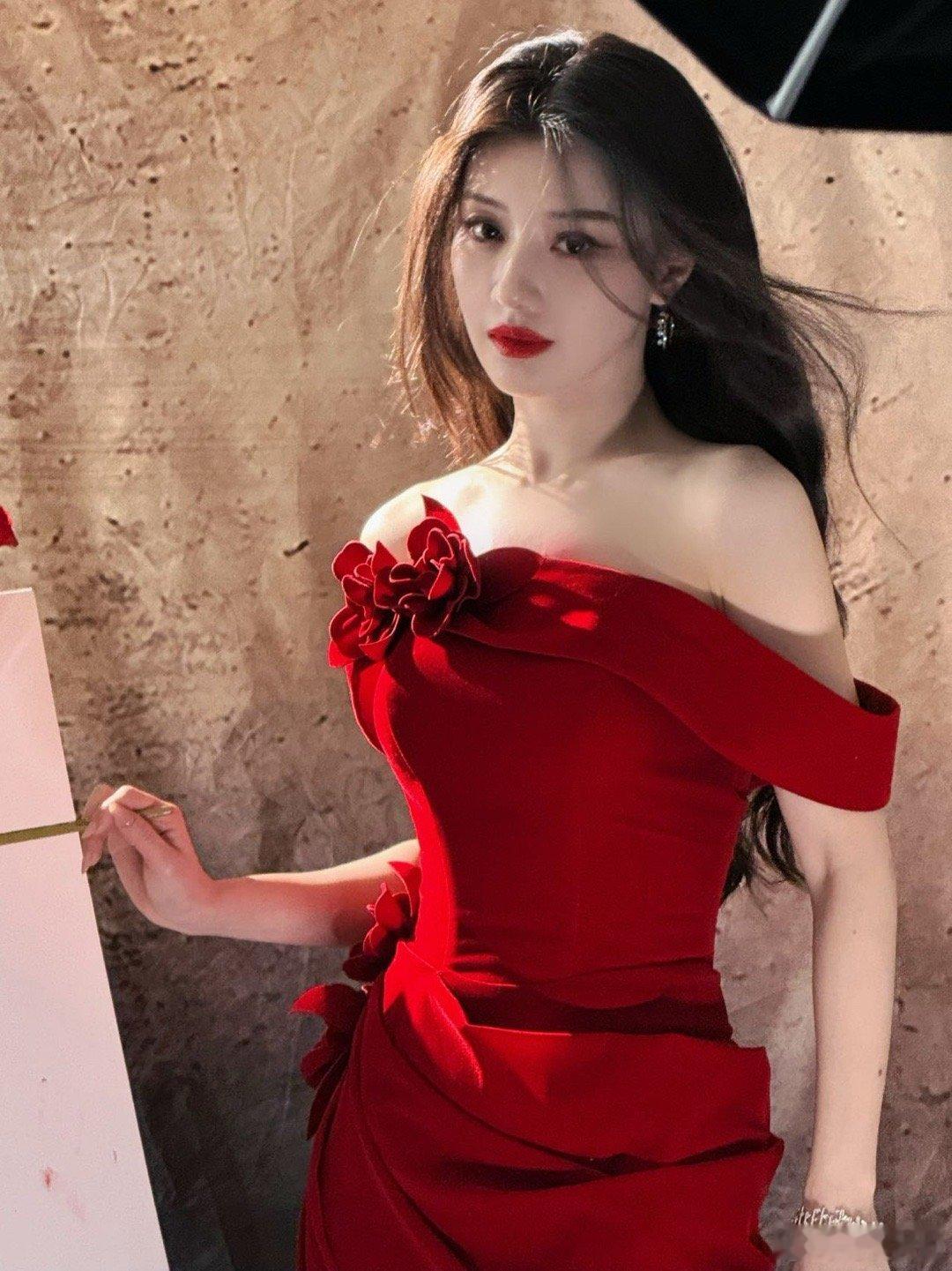 你是王鹤润那她是谁 红裙子驾驭得不错，工作室出图也及时。不过对演员来说，这身打扮