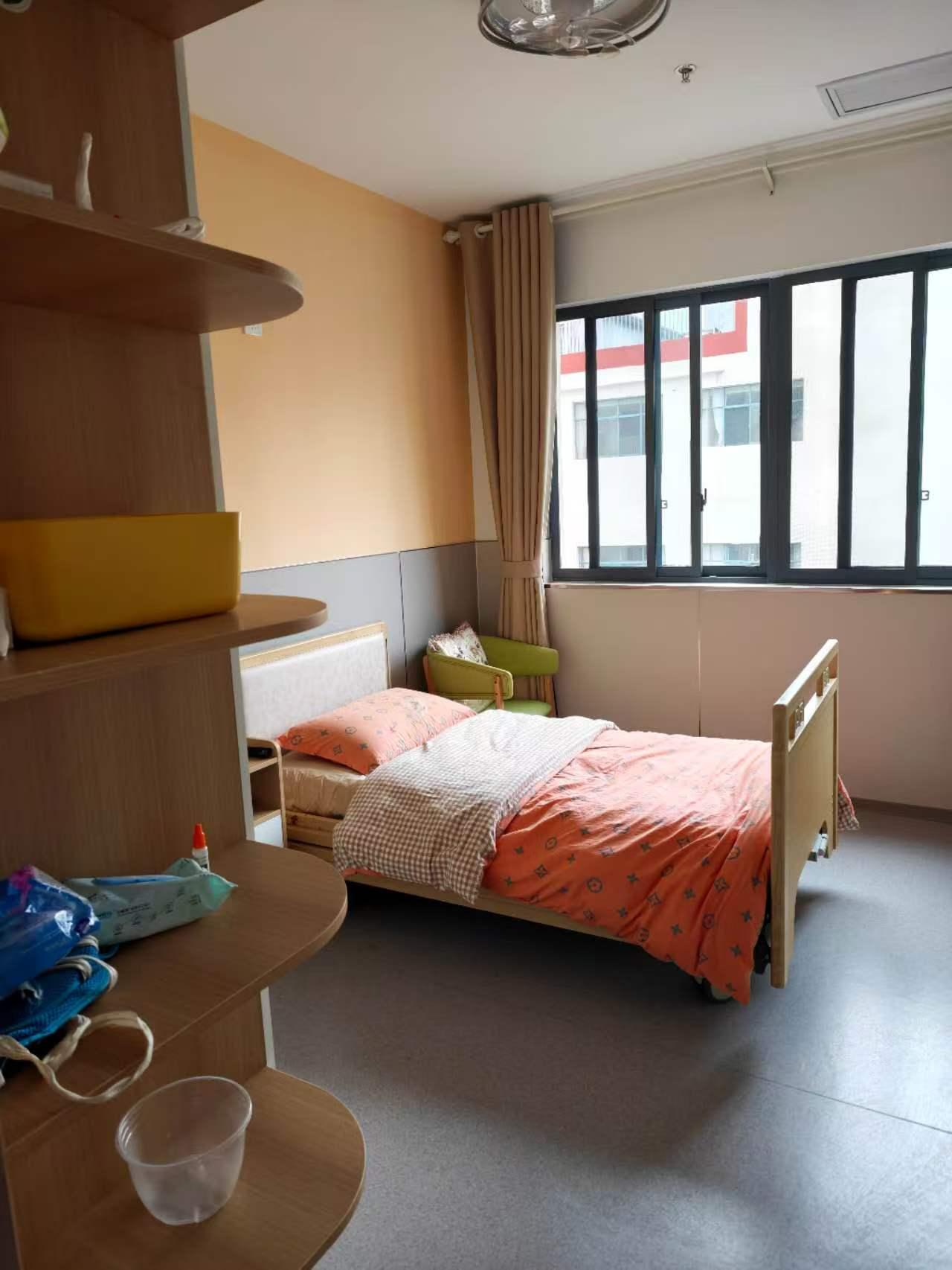久居养老院的老人们，几家欢乐几家愁？

节前因为工作关系，我来到本市最大一家养老