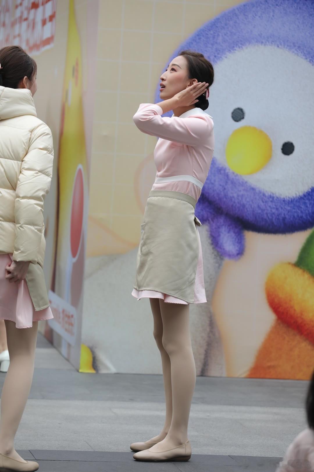 街拍 这身衣服，魅力爆棚颜控正义日记的圈子美女