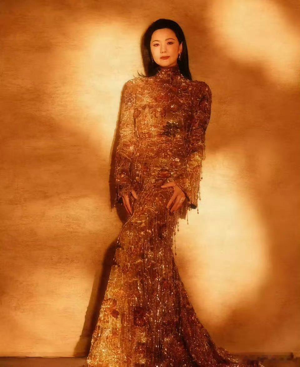 黛米摩尔田曦薇这裙子还是得有气场的成熟女性穿好看，才能穿出味道 