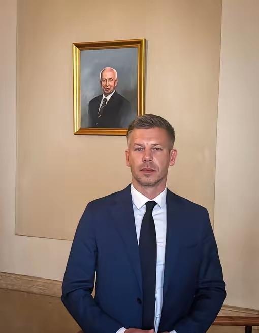 在匈牙利总统官邸，马扎尔站在已故前总统弗伦茨·马德尔肖像前，称将沿着他的指引前行