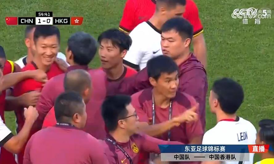 应验了那句话，踢球没啥用，干架第一名！

国足和香港队的比赛，球员把精力都用在了