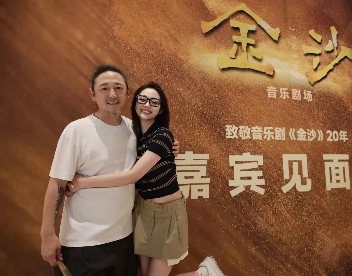 万千惠直播说她老公三宝真没大家想象的那么富有，他没有上千万的版权费。

每年他歌