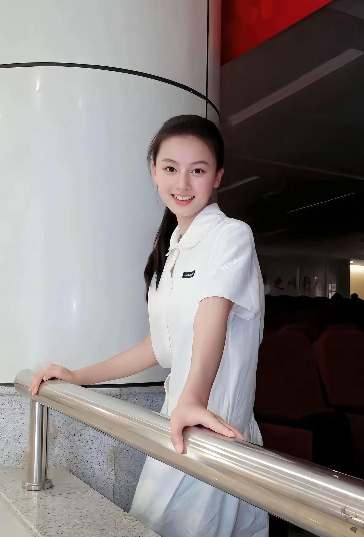 上镜看着平平无奇，线下真人直接惊艳全场！
镜头自带压缩感，藏住了实打实的骨相和氛