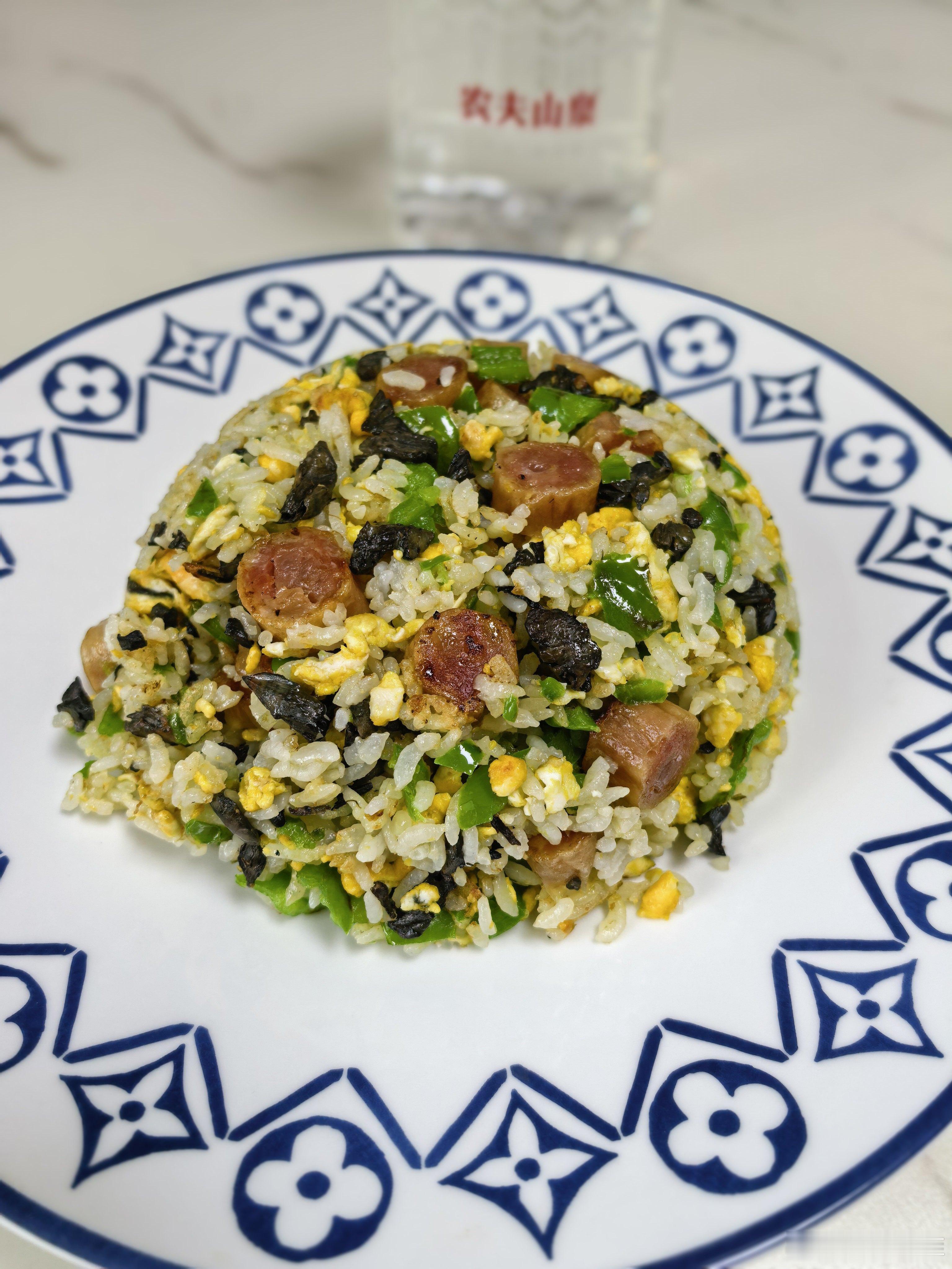 是日午餐......干巴菌腊肠炣饭 
