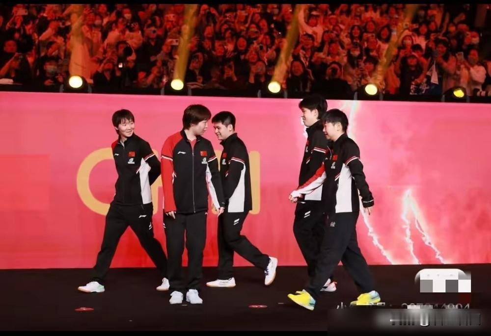 这就是上洛奥的5个人吧！
成都混团世界杯那天，孙颖莎扎着高马尾又走在队伍最前面