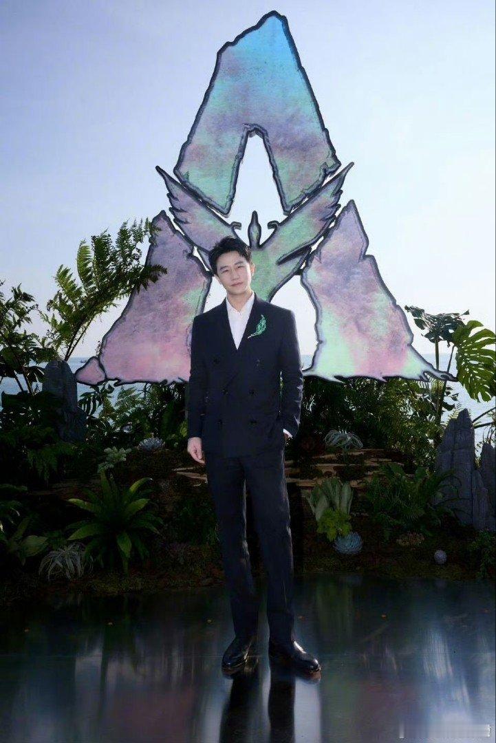 黄轩用的是老年机吗 黄轩发图那复古特效绝了，让人不禁怀疑他是不是用老年机。这独特