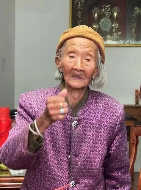 [太阳]福建最长寿老人今年元旦离世，1902年出生的林蛇母，共有100多名儿孙，