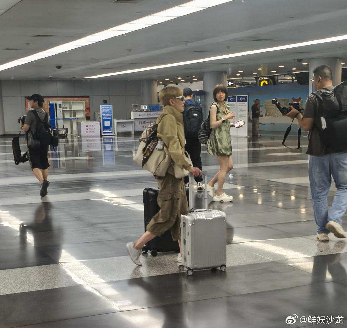 花少8录制路透 花少8录制路透，大家整整齐齐从机场出发，期待节目
