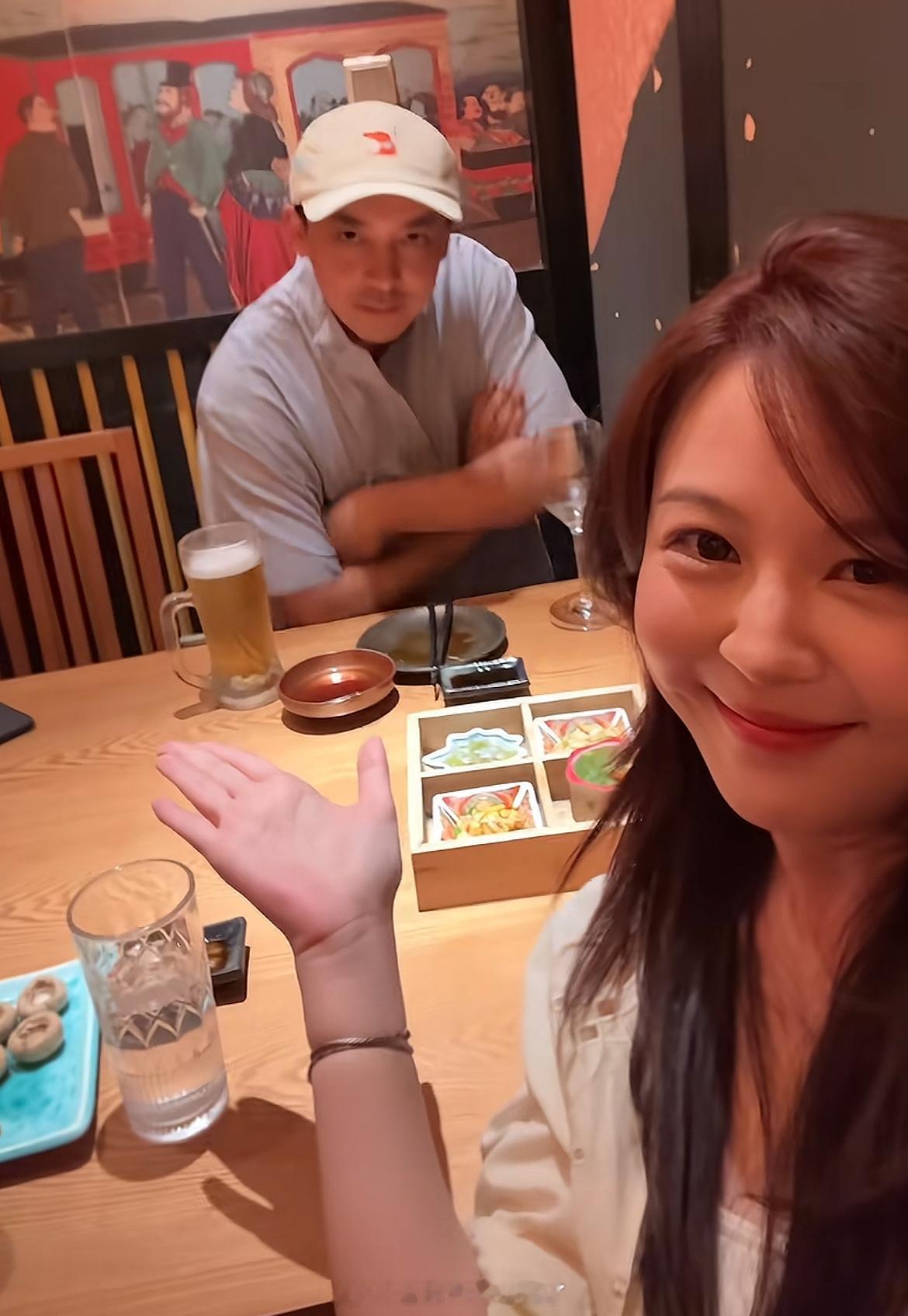 在李金铭分别与李佳航、娄艺潇和邓家佳见面聚会后，娄艺潇又和赵文琪合影了！美嘉、张