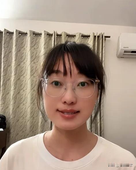 三人组散了，就剩她一个还在锤

刷到个评论把我整笑了

有人说，海丽跟二狗开始互
