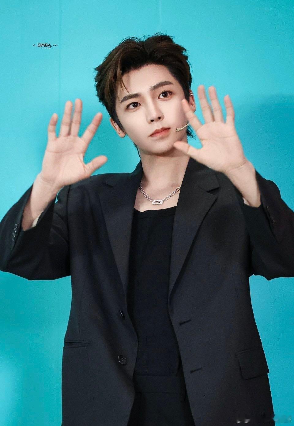 侯明昊世界杯观赛仪式感拉满了侯明昊分享看球装备 侯明昊对世界杯的期待藏不住！分享