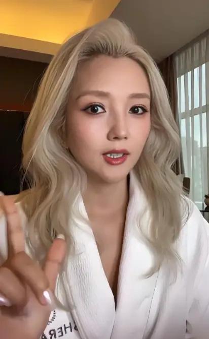何洁官宣520领证结婚。她到底是三婚还是二婚？只知道赫子铭是她前夫。难道这么多年