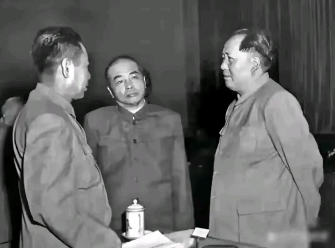 这张照片完美的诠释了彭老总绝对是一个刚正不阿，有个性、有脾气的元帅，即便是在毛泽