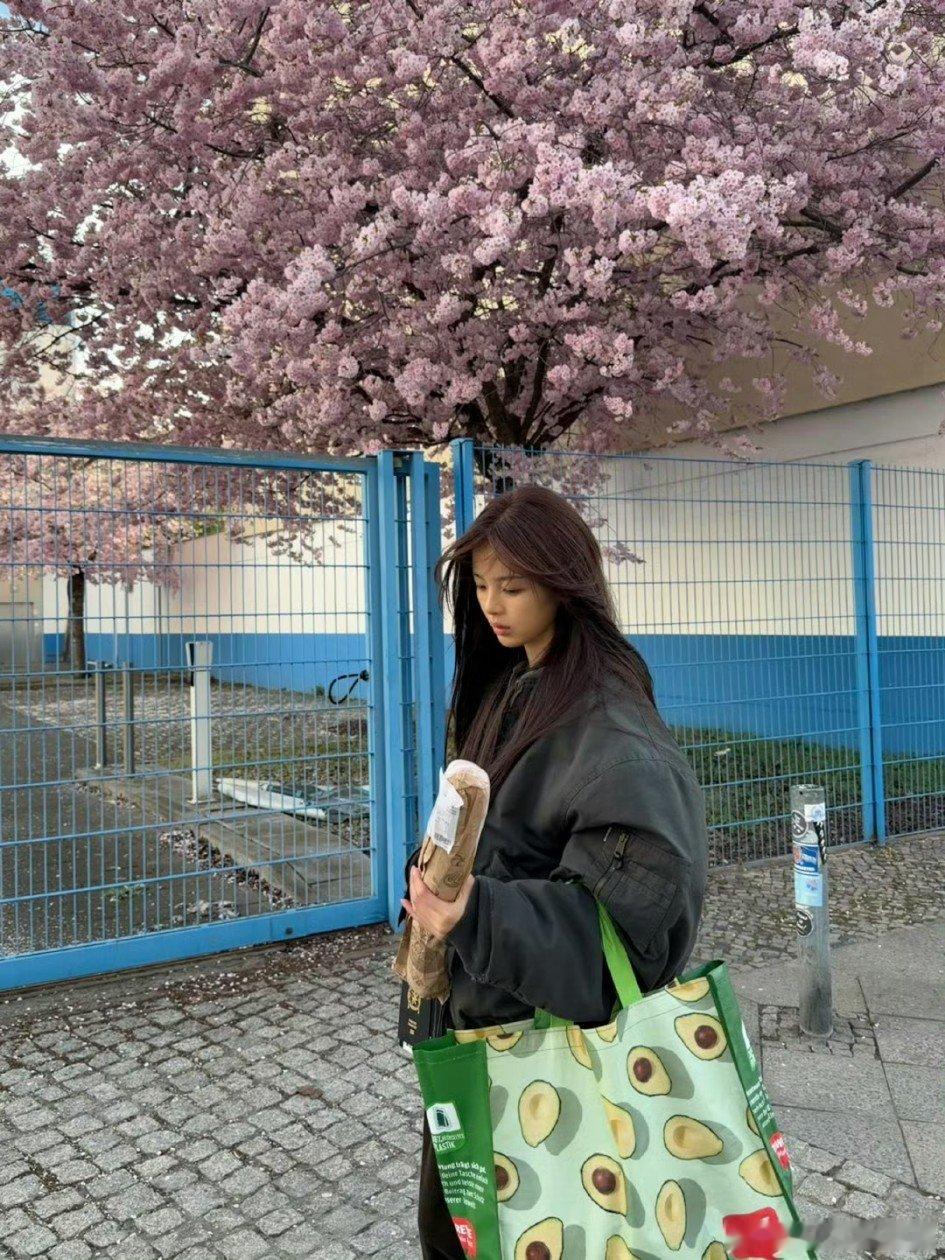 杨超越杨超越与闻澜合约到期火箭少女101已全员离开原公司 恭喜杨超越与闻澜文化合