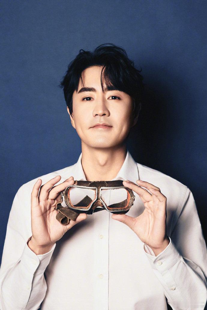 杨玏穿得baby开口daddy电影飞行家被杨玏的反差暴击狠狠拿捏！《飞行家》首映