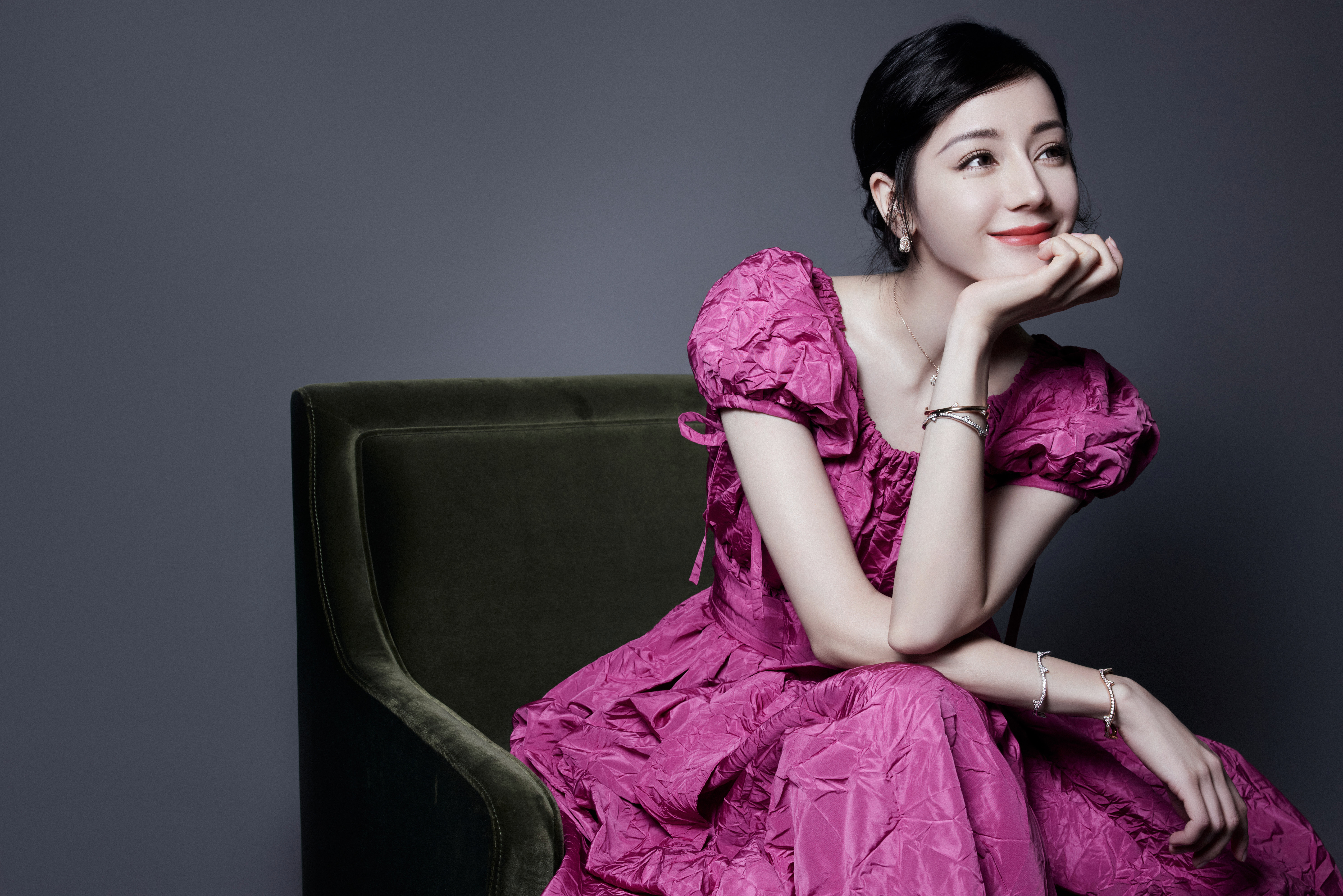 迪丽热巴看见她我也这样迪丽热巴被密集的彩虹屁整社恐了