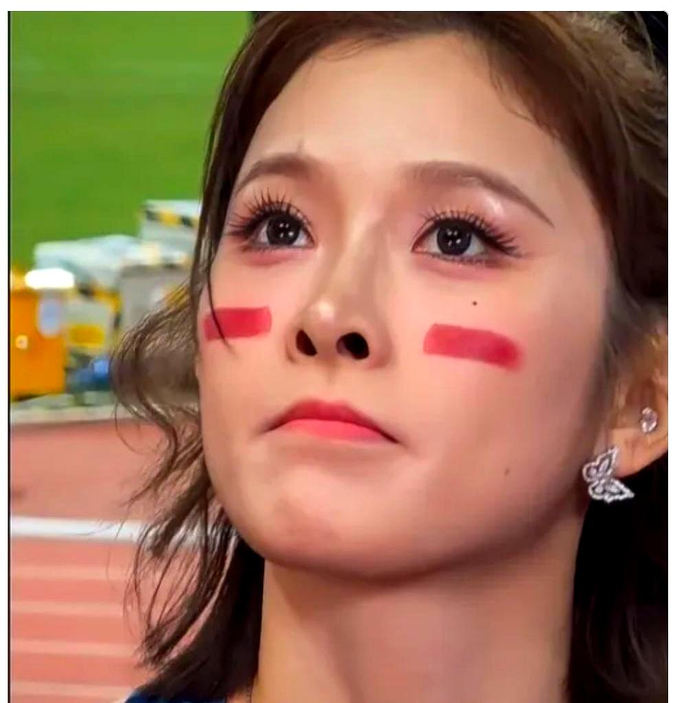 文章以田径运动员吴艳妮为例，强调她赛场内外的自信与幸福感主要源于母亲无条件的支持