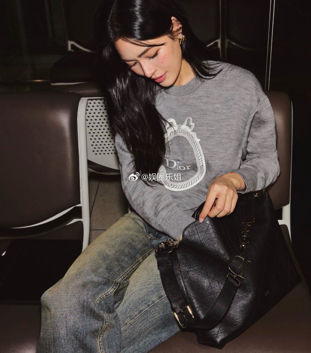 机场即秀场｜人气CP邝玲玲与Orm合体亮相，身着 Dior 造型启程巴黎时装周。