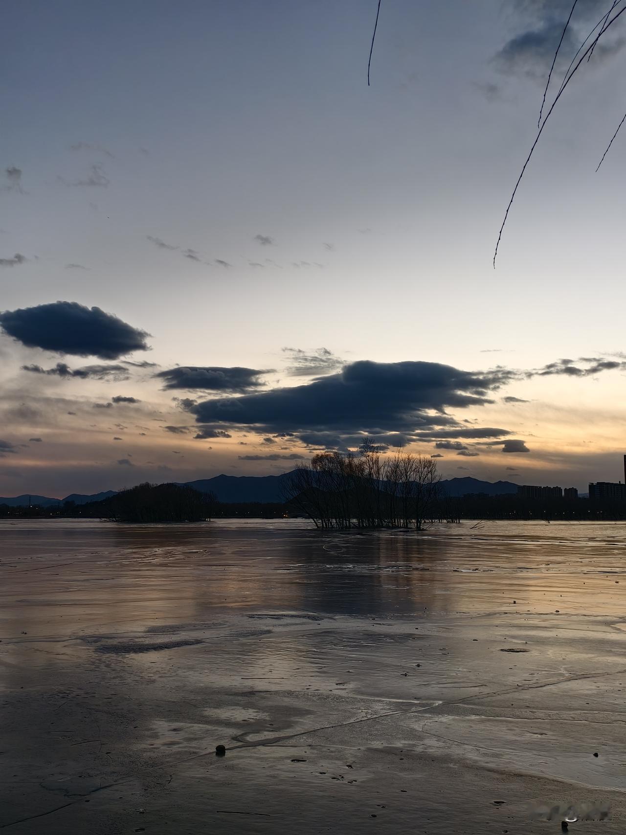 分享一张相册里随手拍的天空随手拍的天空。