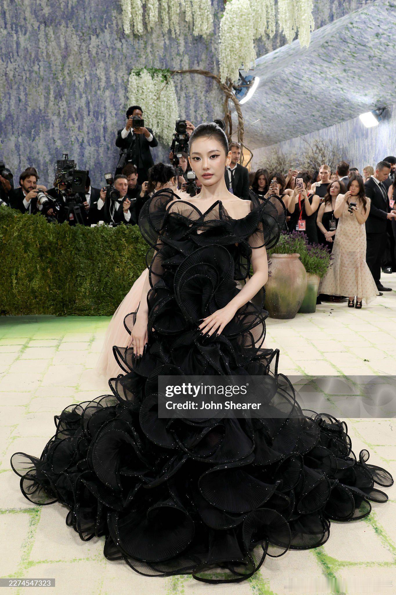 宁艺卓身穿Gucci特别定制宁艺卓metgala怼脸生图MetGala红毯今天的