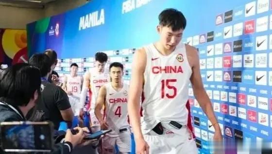 男篮世界杯中国三大球员都是谁？

1，名声最大一一王哲林
虽然实力倒数第一，但人