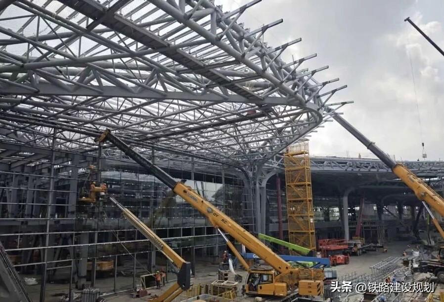 10月15日这两天，东方枢纽上海东站和上海宝山站的建设现场都在冲进度。
按官方口