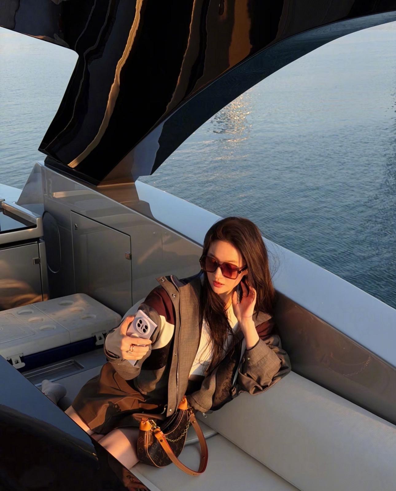 刘亦菲更新阿布扎比游艇看落日照～