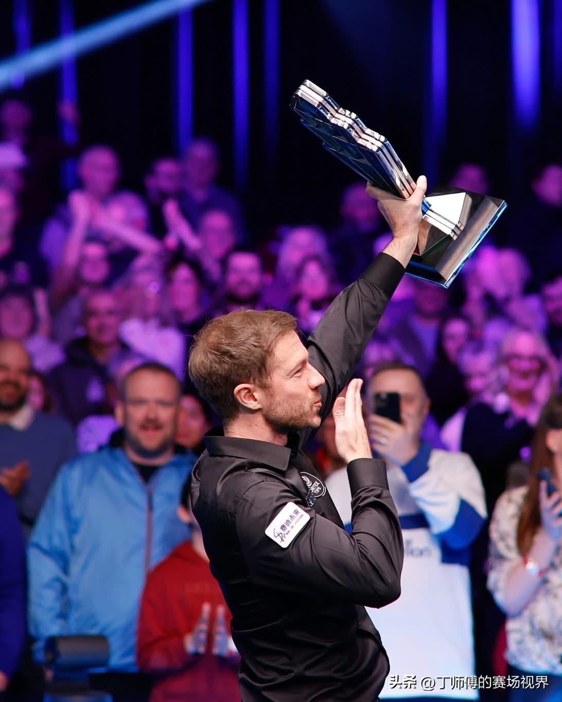 虽然利索夫斯基输掉了第八次排名赛决赛，但是他在赛后还是第一时间为霍金斯送上祝福。