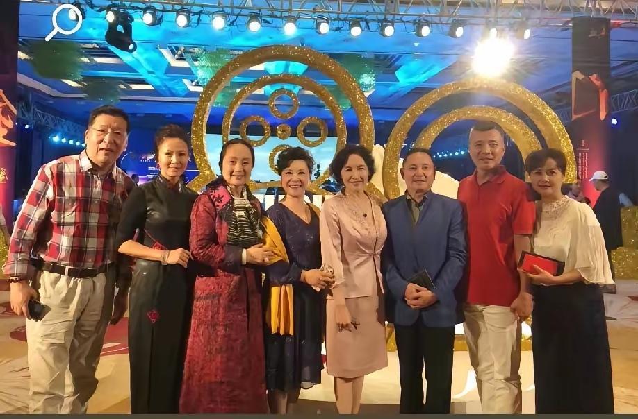 这个合影照中，有一对夫妻我敢确认，并且记得他们夫妻俩的名字和在影视剧中饰演的角色