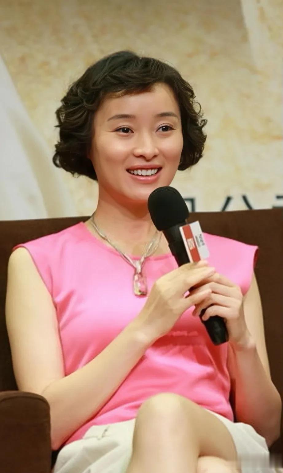 金星问吴越:你现在是大龄青年了，你的婚姻大事，家人不管吗？吴越说:关于婚姻，我父